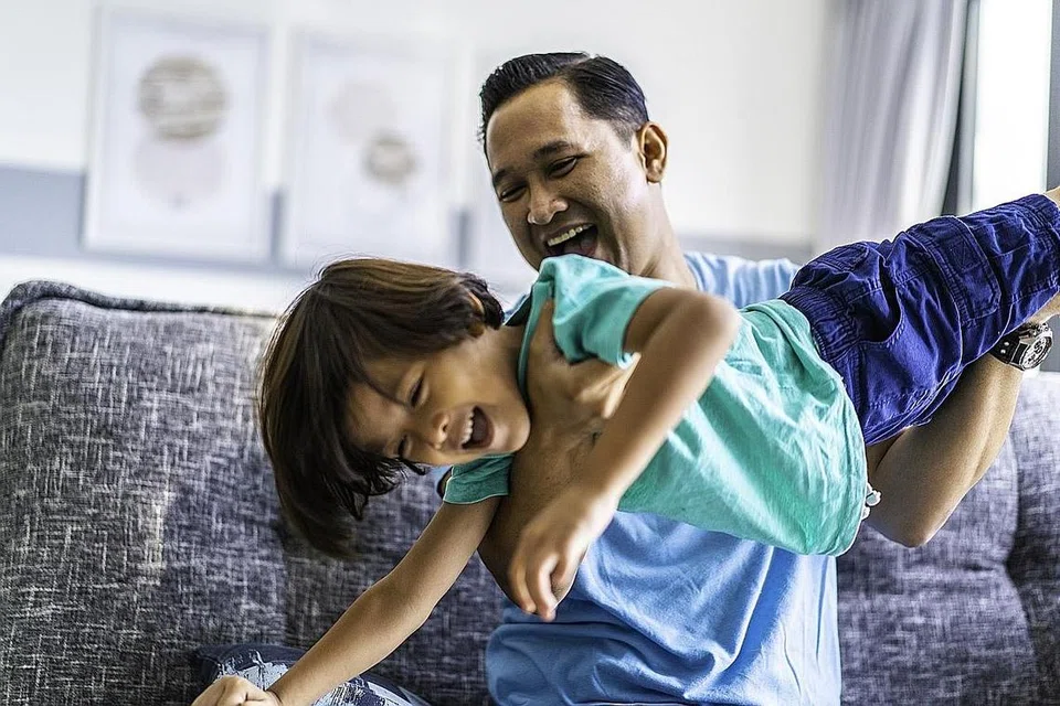 PENTINGNYA BAPA: Bapa memainkan peranan penting dalam pembangunan kognitif, fizikal dan emosional anak. Justeru, melanjutkan cuti bapa kepada empat minggu seperti yang diumumkan pemerintah dalam Belanjawan 2023, memberi isyarat bahawa bapa juga perlu memainkan peranan penting dalam pembangunan menyeluruh anak-anak. - Foto ISTOCK