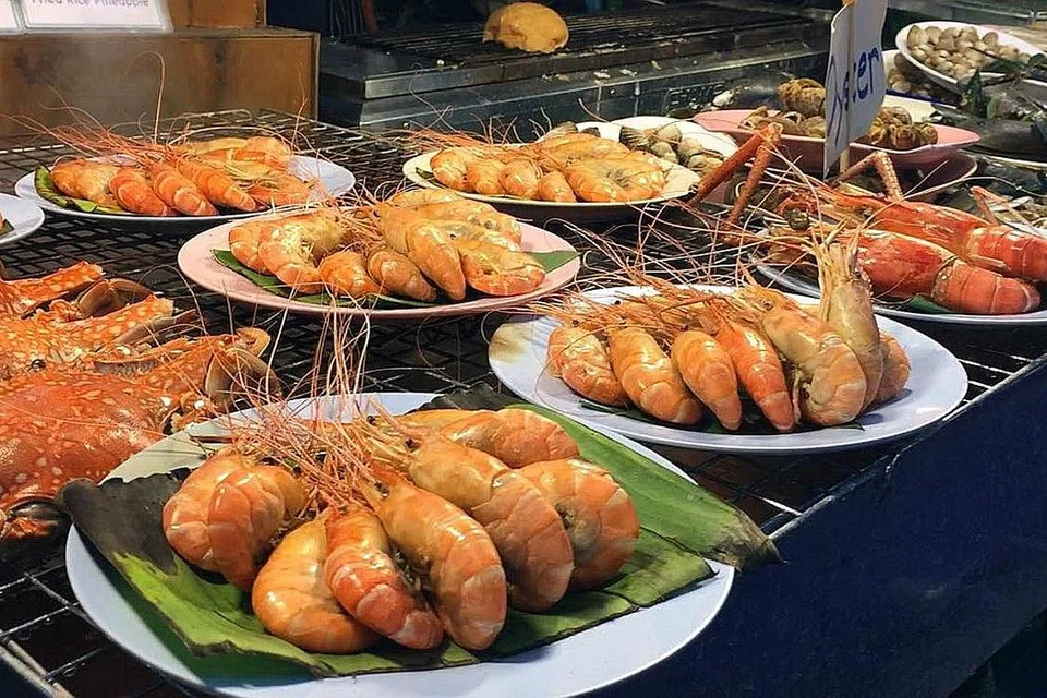 BERANEKA MAKANAN LAUT: Memandangkan Krabi dan Phuket terletak bersebelahan laut, terdapat pelbagai variasi makanan laut yang segar, enak lagi murah. - Foto ihsan NUR SYAMIMI AWALLUDIN