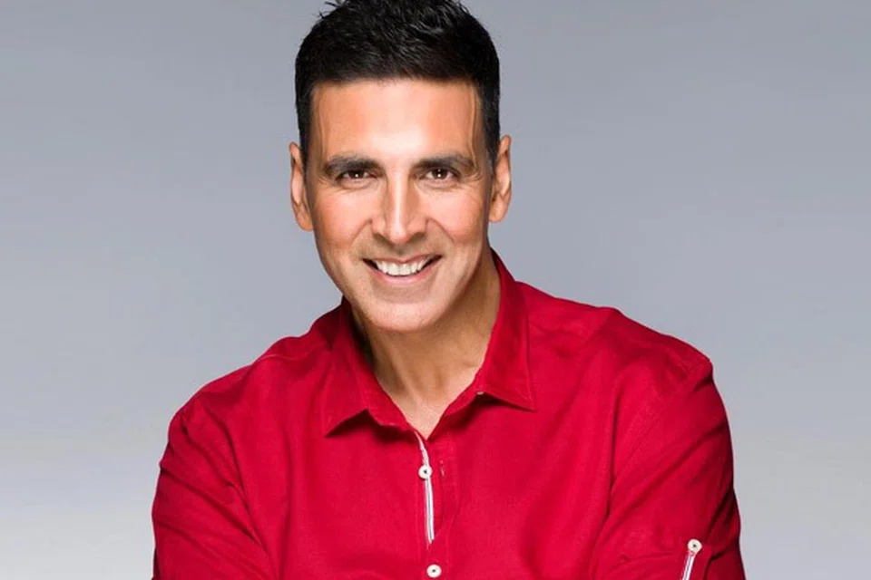 Akshay Kumar dikenali dengan sikap dermawan dan memberi 10 juta rupee ($157,681) bagi projek pemuliharaan dan pemberian makanan harian kepada 1,200 ekor monyet di kota Ayodhya, India.