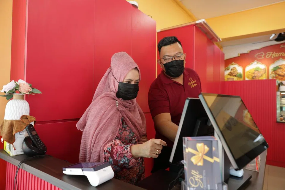 Pemilik Hamidah’s Kitchen, di Simpang Bedok, Cik Fadilah Majid, kini menggalakkan kakitangan yang bertugas di bahagian hadapan memakai pelitup bagi mengurangkan pendedahan kepada jerebu.