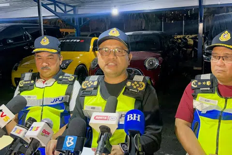 Ketua Pengarah Jabatan Pengangkutan Jalan (JPJ) Malaysia, Datuk Aedy Fadly Ramli (tengah). Hadir sama Pengarah Kanan Penguatkuasaan Undang-Undang JPJ, Encik Muhammad Kifli Ma Hassan (kiri) dan Pengarah JPJ Johor, Encik Azmil Zainal Adnan (kanan).