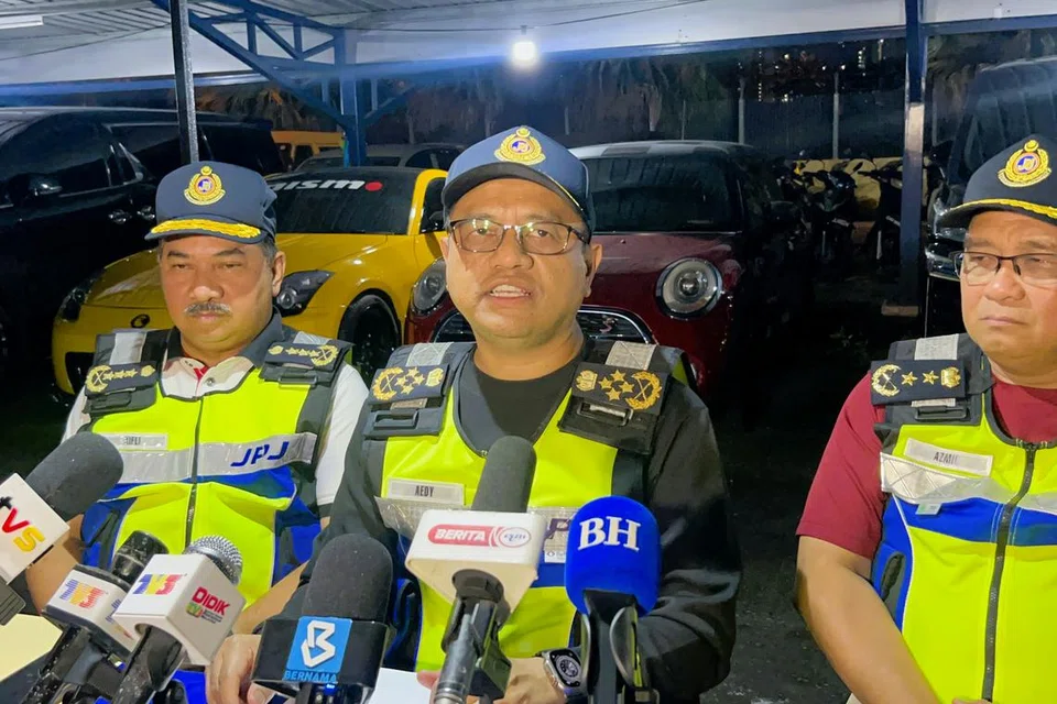 Ketua Pengarah Jabatan Pengangkutan Jalan (JPJ) Malaysia, Datuk Aedy Fadly Ramli (tengah). Hadir sama Pengarah Kanan Penguatkuasaan Undang-Undang JPJ, Encik Muhammad Kifli Ma Hassan (kiri) dan Pengarah JPJ Johor, Encik Azmil Zainal Adnan (kanan).