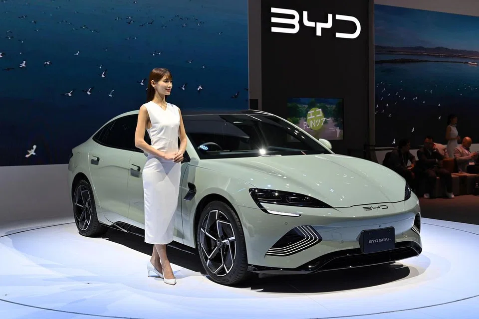 PENJUALAN BAIK: Pengeluar kereta China, BYD, mempamerkan kereta BYD Seal dalam satu pameran di Tokyo. BYD, penjual kenderaan elektrik bateri (BEV) dan hibrid ‘plug-in’ terbesar di dunia, menjual kira-kira 3.02 juta kenderaan pada 2023.