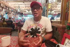 YANG BILANG: Penyair, Rafaat Hamzah, akan memberi tumpuan kepada kerja seni termasuk melukis dan berharap dapat kembali semula ke Yogyakarta, Indonesia, yang memberinya ketenangan dan aspirasi untuk berkarya. - Foto BH oleh CHAIRUL FAHMY HUSSAINI