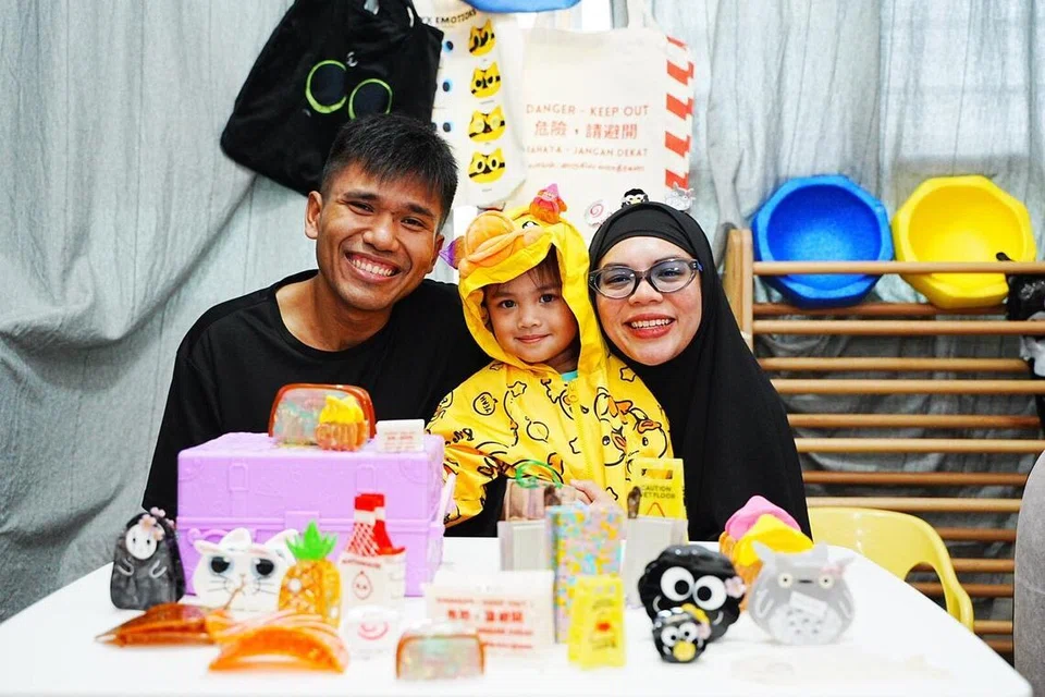 Cik Sharmin Loh Xuan Min (kanan) bersama suaminya, Encik Hakim ‘Afifi Ahmad, dan anak perempuannya, Nysha Allerah Hakim.
