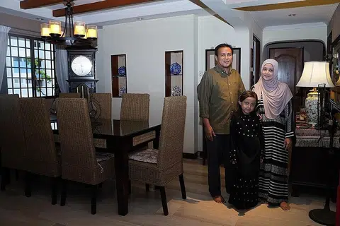 INGIN KESELESAAN: Cik Roszita bergambar bersama suami, Encik Khalid dan anak mereka Nur Eliya Alyssa, tujuh tahun, di unit flat lima bilik mereka di Tampines. - Foto BH oleh DIYANA TAHAR
