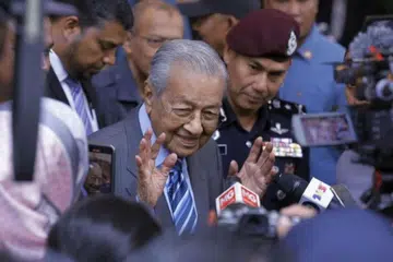 Mantan Perdana Menteri Malaysia, Tun Dr Mahathir Mohamad (tengah).