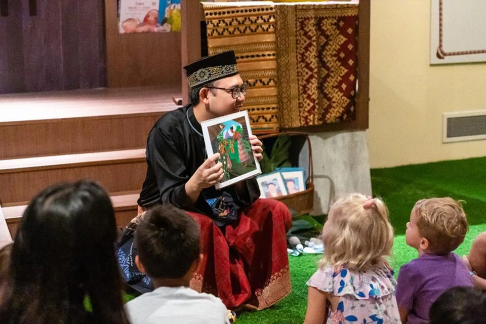 Sesi bercerita kisah rakyat dari masyarakat Iban, ‘Dayang Petera dan Nasi Ajaib’ turut menampilkan kegiatan membuat bakul nasi mini.