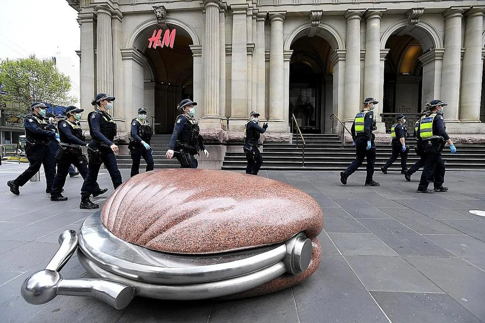 LAKUKAN RONDAAN: Pegawai polis meronda Bourke Street Mall menjelang bantahan menentang vaksinasi Covid-19 di Melbourne, kelmarin. Bantahan berlaku sejak para pegawai memerintahkan pada awal minggu ini penutupan tapak-tapak pembinaan selama dua minggu dan mewajibkan vaksin ke atas para pekerja binaan untuk menghadkan penularan koronavirus. - Foto EPA-EFE