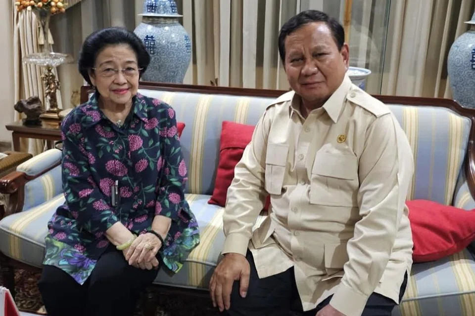 Presiden Prabowo Subianto (kiri) mengadakan pertemuan dengan Pengerusi Umum Parti Demokrasi Indonesia Perjuangan (PDI-P), Megawati Sukarnoputri (kanan) pada 7 April 2025 di Jakarta.