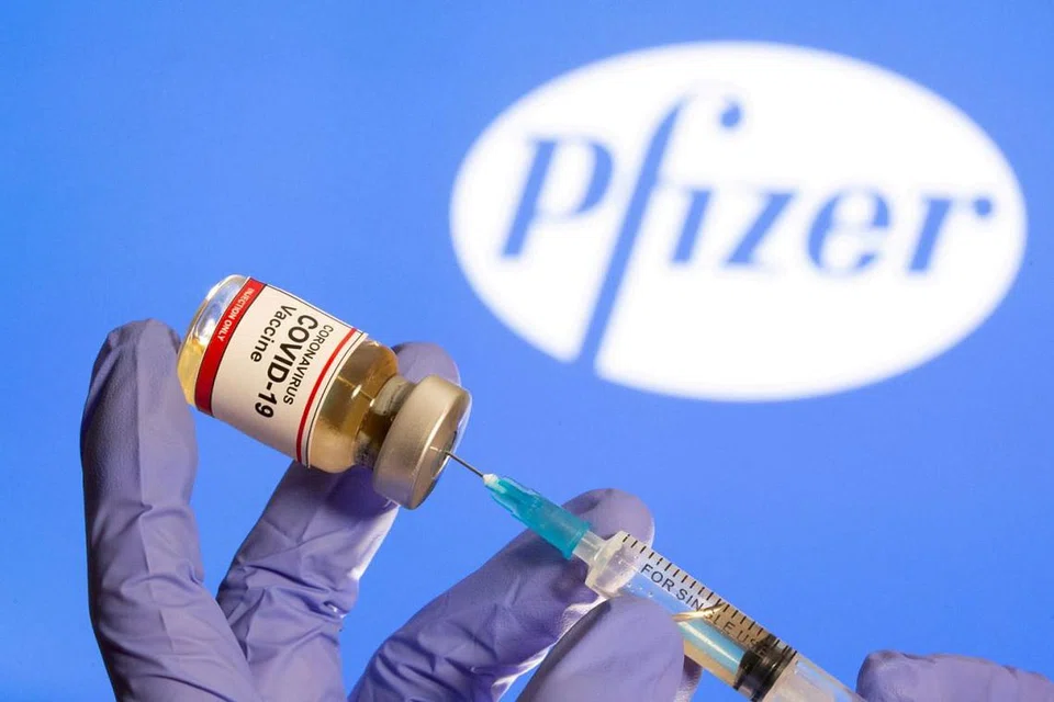 VAKSIN YANG DILULUSKAN: Buat masa ini vaksin yang dibangunkan Pfizer-BioNTech diluluskan untuk digunakan di Singapura. Lebih banyak vaksin dijangka tiba di Singapura dalam beberapa bulan ke depan, termasuk vaksin oleh syarikat Amerika Syarikat Moderna dan Sinovac China - Foto REUTERS