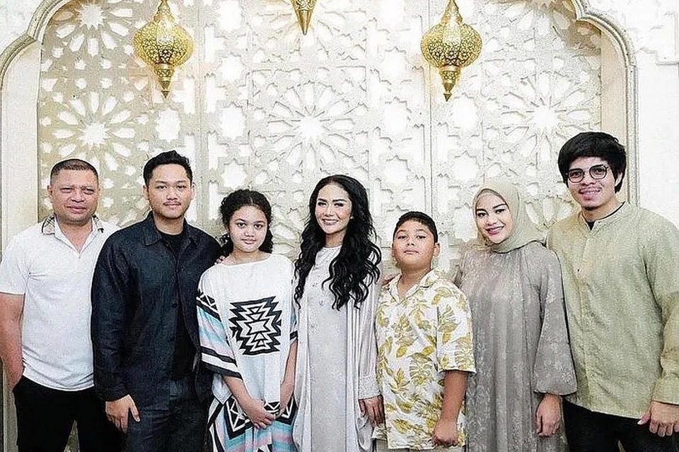 BAHAGIA BERSAMA ANAK-ANAK: Kris Dayanti (empat dari kiri) menyambut Lebaran baru-baru ini dengan anak-anaknya Azriel Hermansyah (dua dari kiri), Amora Lemos (tiga dari kiri), Kellen Lemos, Aurel Hermansyah dan menantunya Atta Halilintar. Paling kiri adalah suami Kris, Raul Lemos. - Foto INSTAGRAM KRIS DAYANTI