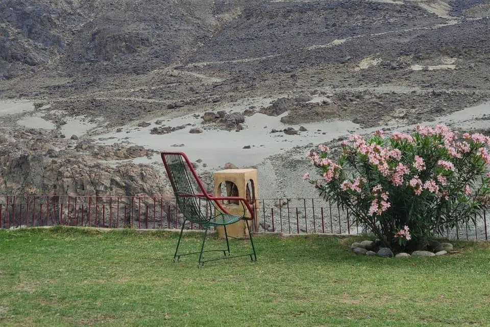 Salah satu pemandangan indah di musim bunga di Chunda, berdekatan pergunungan Skardu, Pakistan. 