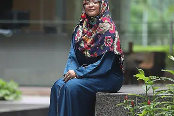 KONGSI ILMU: Ustazah Lina (atas) merancang menghasilkan kandungan dalam talian bagi mendidik orang awam tentang isu-isu silang agama dalam ruang yang selesa pada akhir tahun ini. Kandungan dalam talian ini akan dilakukan dalam bentuk video serta tulisan blog. - Foto BM oleh MARCELLIN LOPEZ