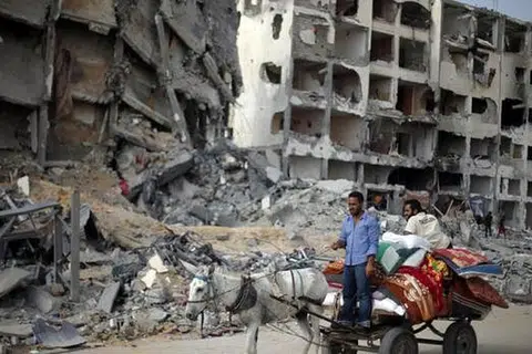 KESAN SERANGAN ISRAEL: Rakyat Palestin melihat kemusnahan bangunan semasa pulang ke bandar Beit Lahiya town di utara Carikan Gaza. - Foto AFP