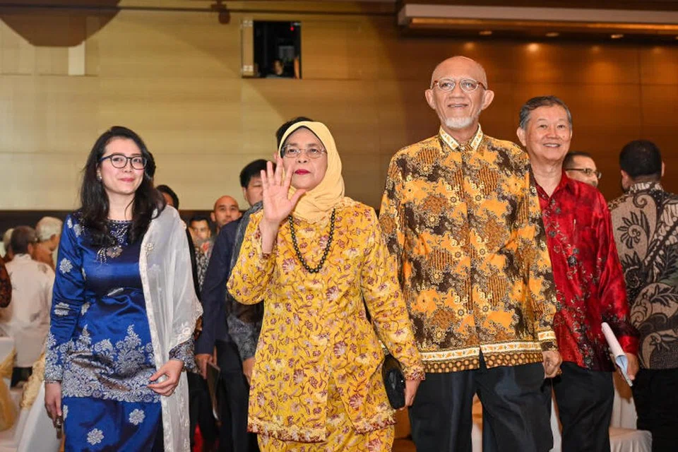 HARGAI SUMBANGAN: Hampir 600 individu daripada 36 kumpulan masyarakat menghadiri satu majlis yang dianjurkan bersama bagi menghargai jasa mantan Presiden, Puan Halimah Yacob (berbaju kuning). Turut hadir ialah pengerusi bersama jawatankuasa penganjur, Cik Hazlina Halim (berbaju biru); suami Puan Halimah, Encik Mohamed Abdullah Alhabshee (berbaju batik kuning) dan pengerusi bersama jawatankuasa penganjur Encik Hamzah Abdul Mutalib (berbaju batik merah). 