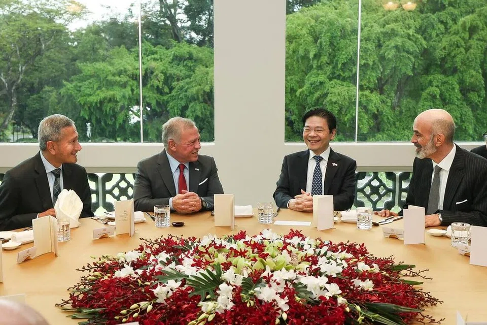 Perdana Menteri, Encik Lawrence Wong (dua dari kanan), mengadakan jamuan tengah hari di Istana sempena lawatan Raja Jordan, Raja Abdullah Ibni Al Hussein (dua dari kiri), ke Singapura pada 14 November. Bersama mereka ialah Menteri Ehwal Luar, Dr Vivian Balakrishnan (kiri) dan Penasihat Utama bagi Ehwal Agama dan Kebudayaan dan Utusan Peribadi Raja Abdullah, Putera Ghazi Muhammad.