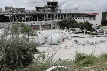 Serpihan runtuhan bertaburan di pekarangan pusat beli-belah Aeon di Bandar Kashima, Wilayah Kumamoto, selepas satu letupan berlaku susulan gempa bumi bermagnitud 7.1 yang menggegarkan barat daya Jepun pada 29 Julai 2026. Pasukan penyelamat meneruskan operasi mencari mangsa yang dipercayai masih terperangkap di bawah runtuhan, manakala pihak berkuasa menyiasat kemungkinan kebocoran gas menjadi punca letupan.
