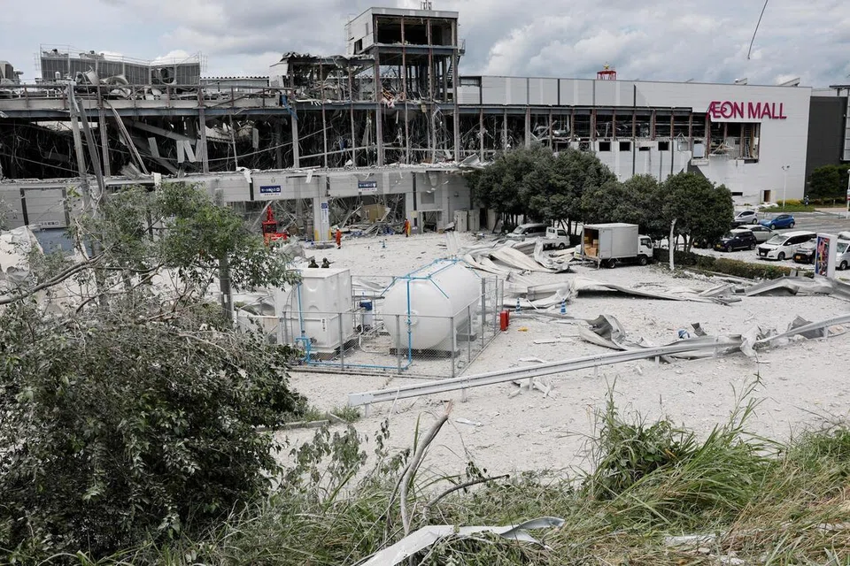 Serpihan runtuhan bertaburan di pekarangan pusat beli-belah Aeon di Bandar Kashima, Wilayah Kumamoto, selepas satu letupan berlaku susulan gempa bumi bermagnitud 7.1 yang menggegarkan barat daya Jepun pada 29 Julai.