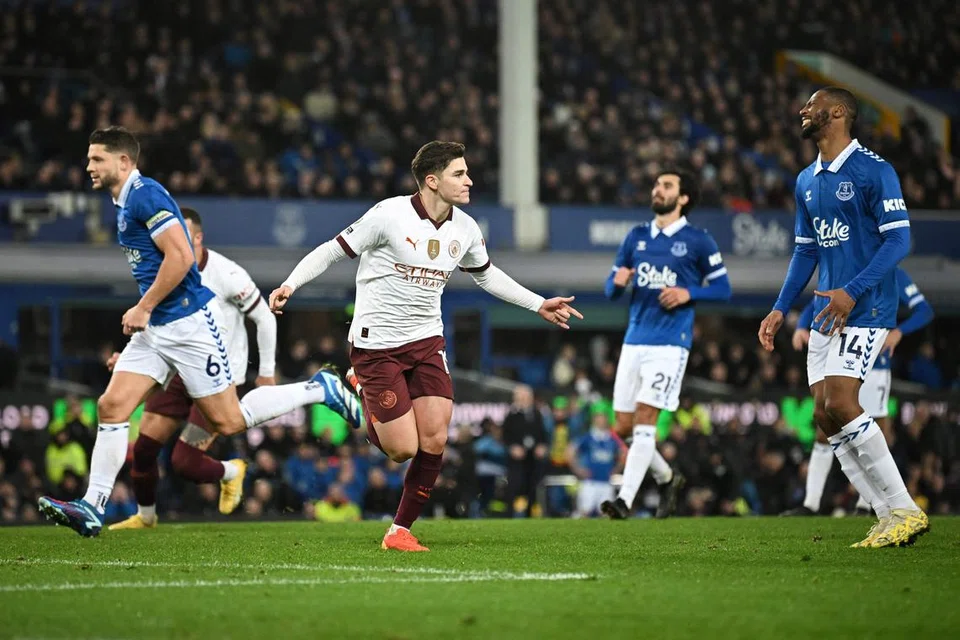 KEPUTUSAN KONTROVERSIAL: Penyerang Manchester City, Julian Alvarez (tengah), meraikan jaringannya daripada sepakan penalti yang meletak City di depan Everton 2-1. Pengurus Everton, Sean Dyche, berasa penalti itu tidak sepatutnya diberi kerana bola terkena tangan Amadou Onana secara tidak sengaja dari jarak dekat. City akhirnya menang 3-1.
