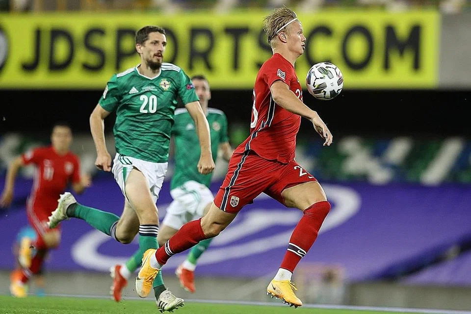 ANTARA YANG TERHEBAT: Penyerang muda Norway, Erling Haaland terus menunjukkan kecemerlangannya di depan pintu gawang dengan membantu pasukan negara membelasah Ireland Utara 5-1. - Foto REUTERS