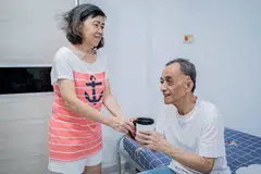 Cik Heng Eng Sim, 73 tahun (kiri), datang menjenguk Encik Abdul Rahim Osman, 67 tahun (kanan), yang buta dan tinggal sendirian.