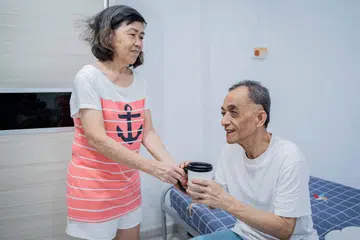 Cik Heng Eng Sim, 73 tahun (kiri), datang menjenguk Encik Abdul Rahim Osman, 67 tahun (kanan), yang buta dan tinggal sendirian.