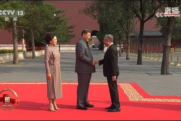 Encik Gan Kim Yong (kanan) bersalaman dengan Presiden China, Encik Xi Jinping di Beijing pada 3 September, sambil disaksikan Wanita Pertama, Cik Peng Liyuan.