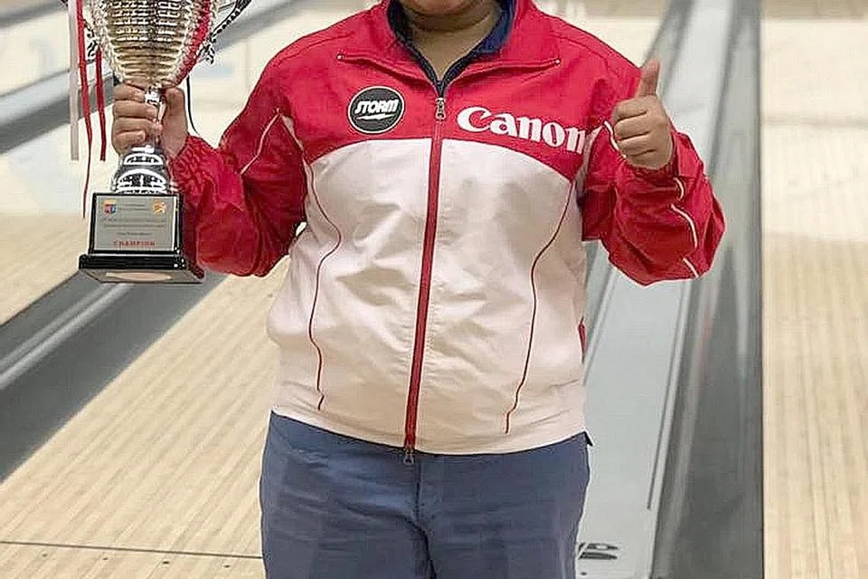 JUARA: Iliya adalah warga Singapura ketiga memenangi kejuaraan di luar negeri sejak beberapa bulan lalu. Mei lalu, Charlene Lim, memenangi Terbuka Antarabangsa Malaysia, sementara rakan sepasukan Amabel Chua, memenangi Terbuka Filipina bulan lalu. - Foto SINGAPORE BOWLING FEDERATION