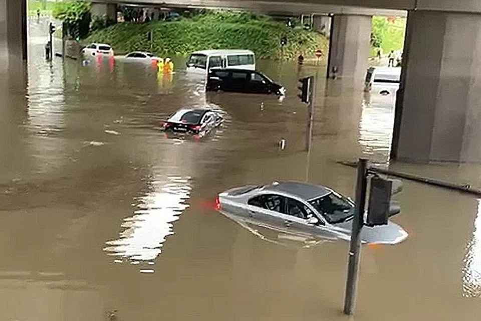 PUNCA BANJIR: Siasatan PUB menunjukkan bahawa kontraktor yang melakukan kerja pelebaran jalan di sepanjang Tampines Avenue 10 telah mengubah sistem saliran awam tanpa kebenaran pihak berkuasa. - Foto WANBAO