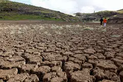 Orang berjalan di sepanjang tanah kering takungan Cueva De Las Ninas sementara kemarau kuat berterusan di pulau Gran Canaria, Sepanyol.