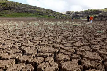 Orang berjalan di sepanjang tanah kering takungan Cueva De Las Ninas sementara kemarau kuat berterusan di pulau Gran Canaria, Sepanyol.