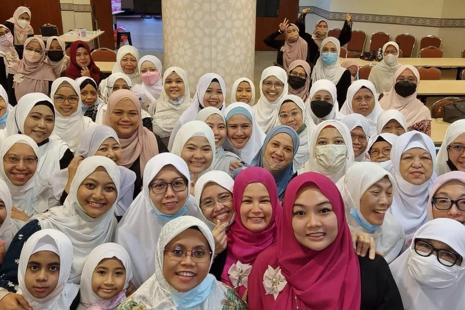 SALING MENYOKONG: Sekumpulan wanita yang menyertai salah satu kegiatan anjuran Empowered Women Network SG.