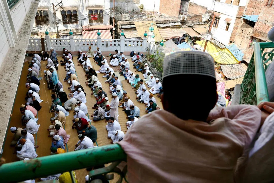 Penduduk kota Varanasi di India berkumpul untuk menunaikan solat Jumaat pertama semasa Ramadan di Masjid Langde Hafiz pada 15 Mac.