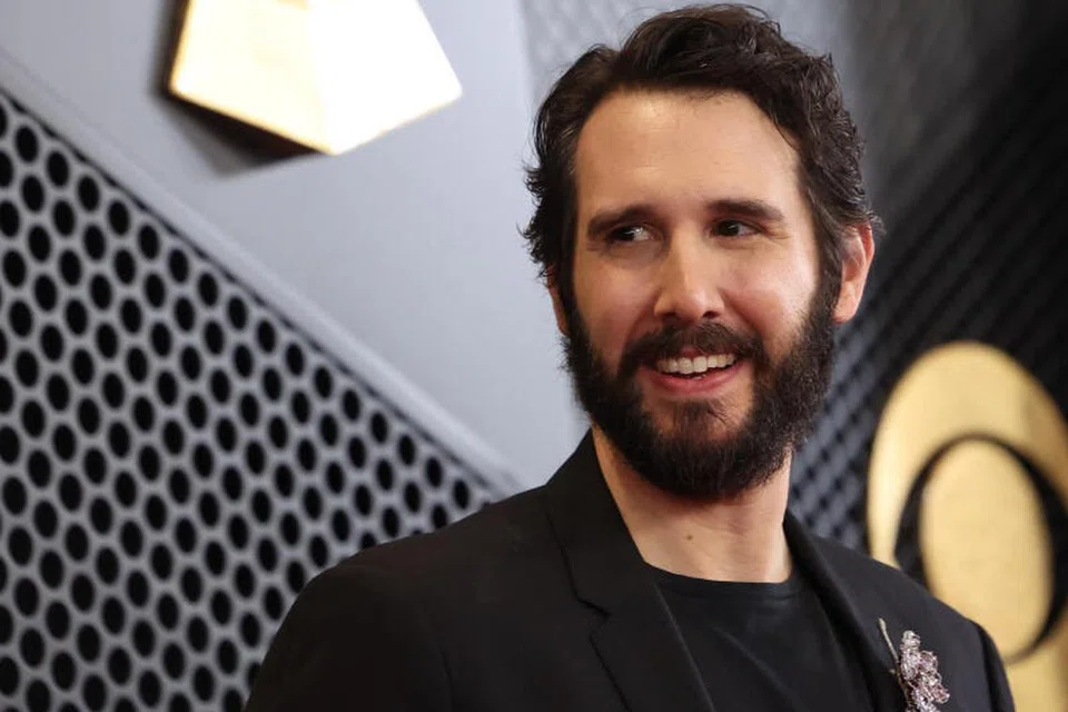 Josh Groban mempersembahkan lagu Simon & Garfunkel, Bridge Over Troubled Water, pada konsert di Madison Square Garden.