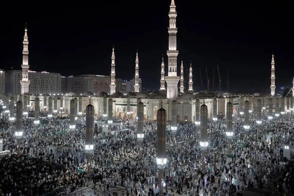 Dengan saf-saf yang teratur memenuhi setiap ruang Masjid Nabawi – dari ruang solat utama hingga ke halaman luar – jemaah menunaikan solat tahajud pada malam ke-27 Ramadan di Madinah, dalam suasana penuh ketenangan dan keinsafan.