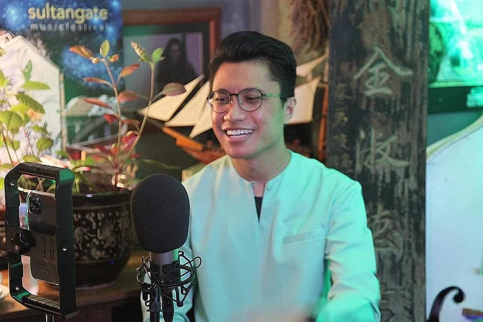 EKSPERIMENTASI: Cuba berpantun dengan irama blues.