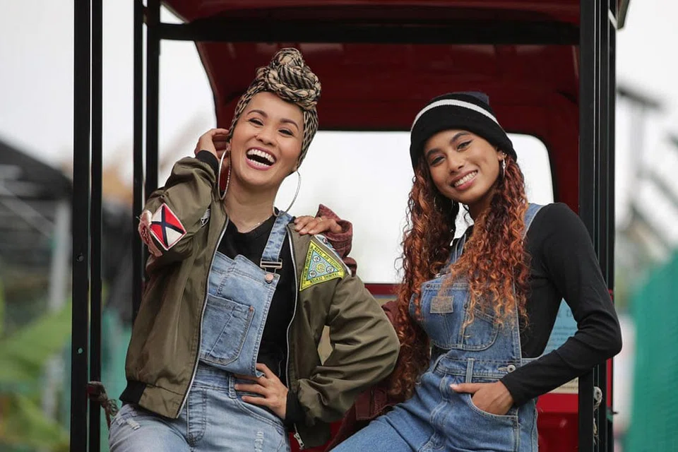 SUMBER KEKUATAN: Mawar Berduri (kiri) dan Qis Maraj menganggap kerjasama dalam lagu 'KakakAdik' sebagai memberi kekuatan buat diri mereka sebagai kaum Hawa yang memerlukan satu sama lain untuk maju. - Foto BM oleh GIN TAY