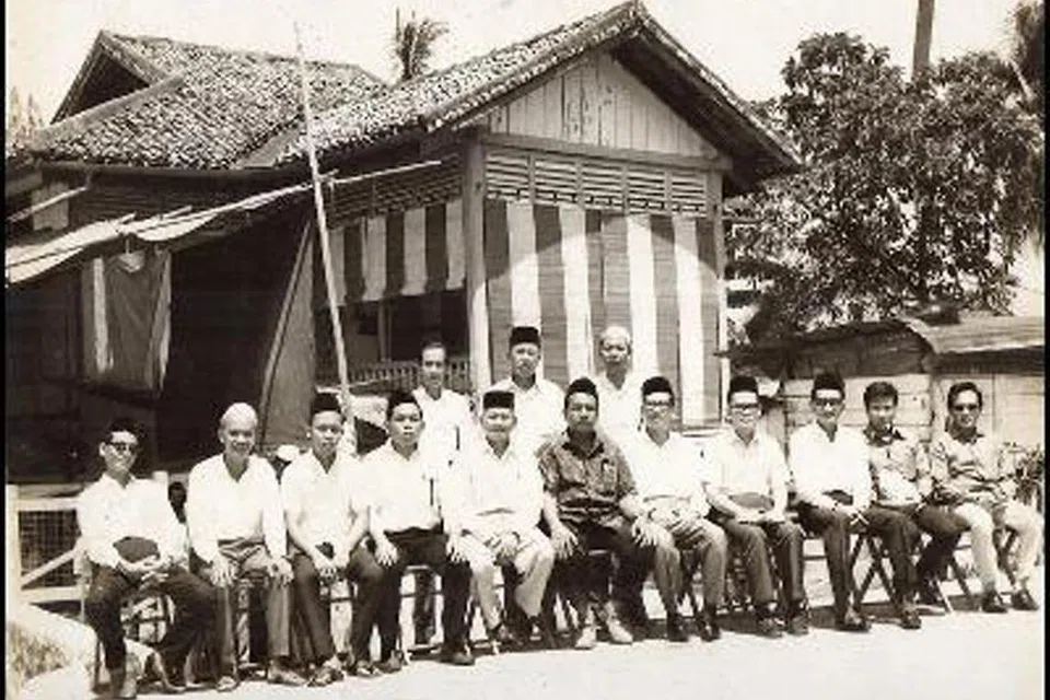 Penghijrahan orang Bawean ke Singapura bermula pada abad ke-19, didorong oleh faktor seperti perdagangan, pertanian dan permintaan buruh. 