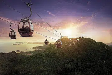 HARAPAN MENGGUNUNG: Kereta kabel ke Gunung Mat Chinchang ini antara tarikan Langkawi. Banyak pihak berharap pembukaan semula pulau ini akan membawa kepada lebih banyak gelembung perjalanan dan membantu menghidupkan semula pelancongan dan ekonomi Malaysia. - Foto fail
