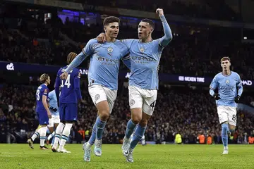 KEMENANGAN SELESA: Pemain penyerang City, Julian Alvarez (kiri), meraikan gol kedua pasukan dengan Phil Foden. - Foto REUTERS
