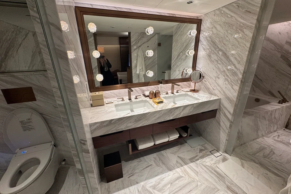 Penggunaan batu Patagonia dalam bilik mandi Deluxe dengan katil King.