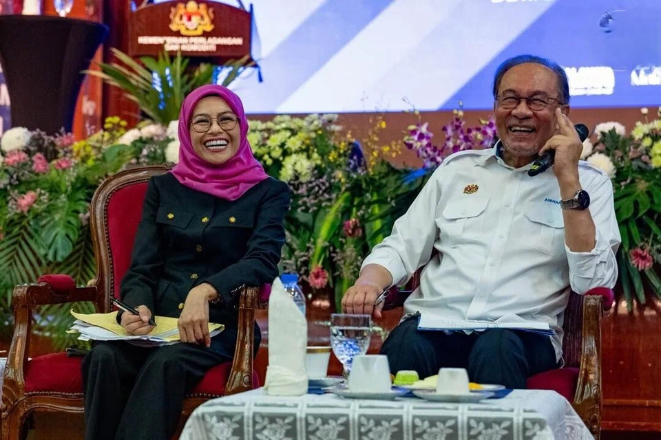 Perdana Menteri Malaysia, Datuk Seri Anwar Ibrahim bersama Menteri Perladangan dan Komoditi dari Umno, Datuk Seri Dr Noraini Ahmad, pada Majlis Perjumpaan Perdana Menteri Bersama Warga Kementerian Perladangan dan Komoditi (KPK) di Putrajaya, pada 8 September.