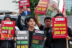 Penunjuk perasaan menyertai satu protes di luar Kedutaan Amerika Syarikat, menggesa pemerintah Indonesia menarik diri daripada keanggotaan Lembaga Keamanan (BoP), di Jakarta, Indonesia, pada 3 Mac 2026.