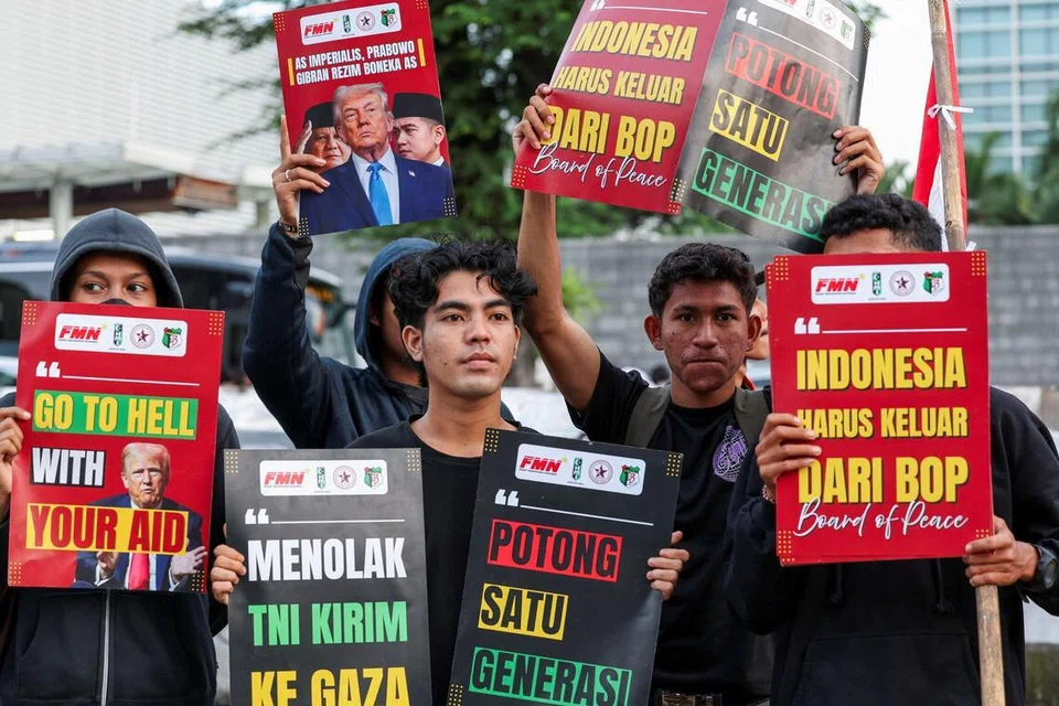 Beberapa individu menyertai protes di luar Kedutaan Amerika Syarikat sambil menggesa pemerintah Indonesia menarik balik keanggotaannya daripada Lembaga Keamanan di Jakarta, Indonesia, pada 3 Mac 2026.