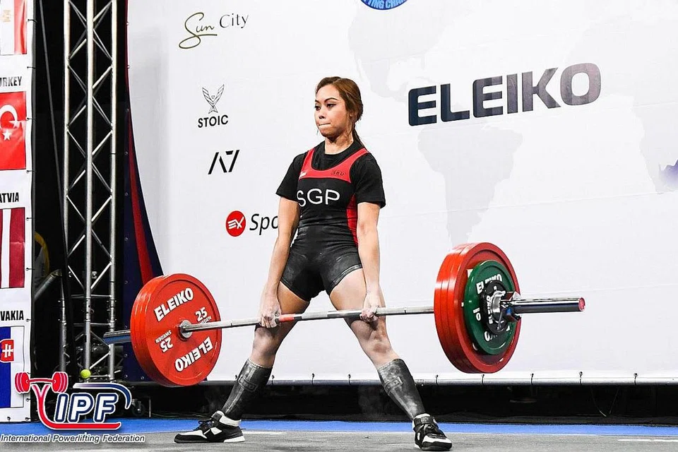 CIPTA SEJARAH: Farhanna berjaya mengangkat seberat 200.5 kilogram di Kejohanan Angkat Berat Klasik Terbuka Dunia 2022 di Sun City, Afrika Selatan untuk memecah rekod dunia dan merangkul gelaran juara bagi kategori 'dead lift' bawah 52 kilogram wanita. - Foto FACEBOOK / PERSEKUTUAN ANGKAT BERAT ANTARABANGSA
