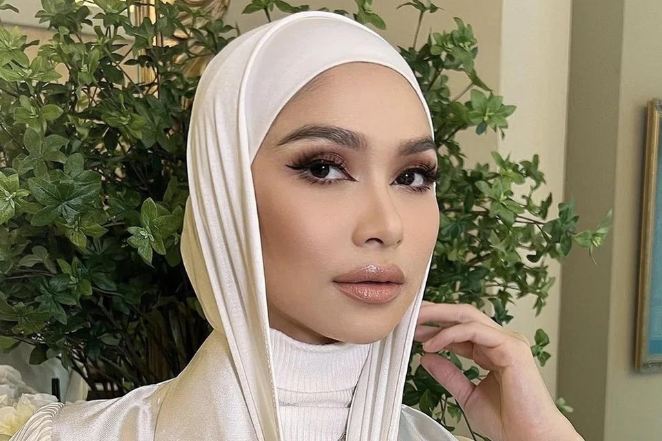 ANGGUN: Jenama fesyen ini melambangkan kecintaan Anzalna terhadap fesyen selepas mengenakan hijab. Beliau bekerjasama dengan pereka fesyen terkenal, Ashraff Zainal, sejak 2015 untuk mencipta koleksi Anzalna Vestiaire yang mencerminkan selera dan gayanya.