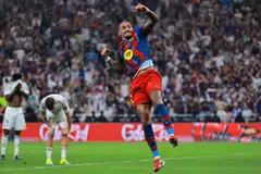 Penyerang Barcelona Raphinha meraikan gol kemenangan pada minit ke-73 dalam perlawanan akhir Piala Super Sepanyol menentang Real Madrid.