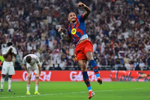 Penyerang Barcelona Raphinha meraikan gol kemenangan pada minit ke-73 dalam perlawanan akhir Piala Super Sepanyol menentang Real Madrid.