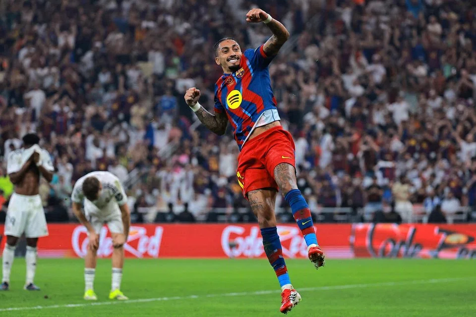 Penyerang Barcelona Raphinha meraikan gol kemenangan pada minit ke-73 dalam perlawanan akhir Piala Super Sepanyol menentang Real Madrid.